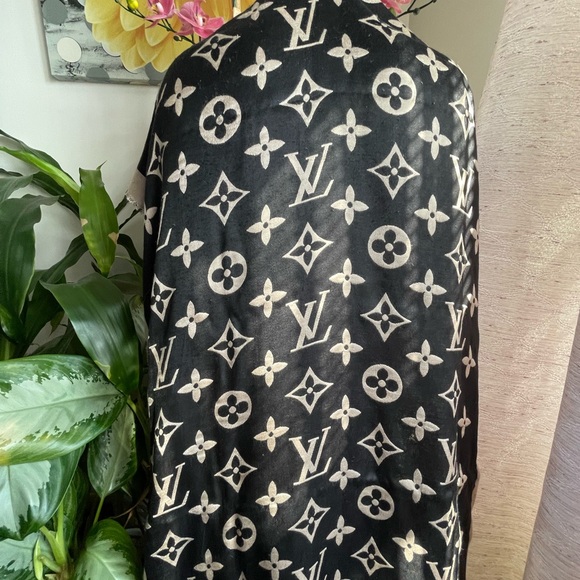 Louis Vuitton Giant Monogram Cashmere/Silk Shawl. - Picture 6 of 14